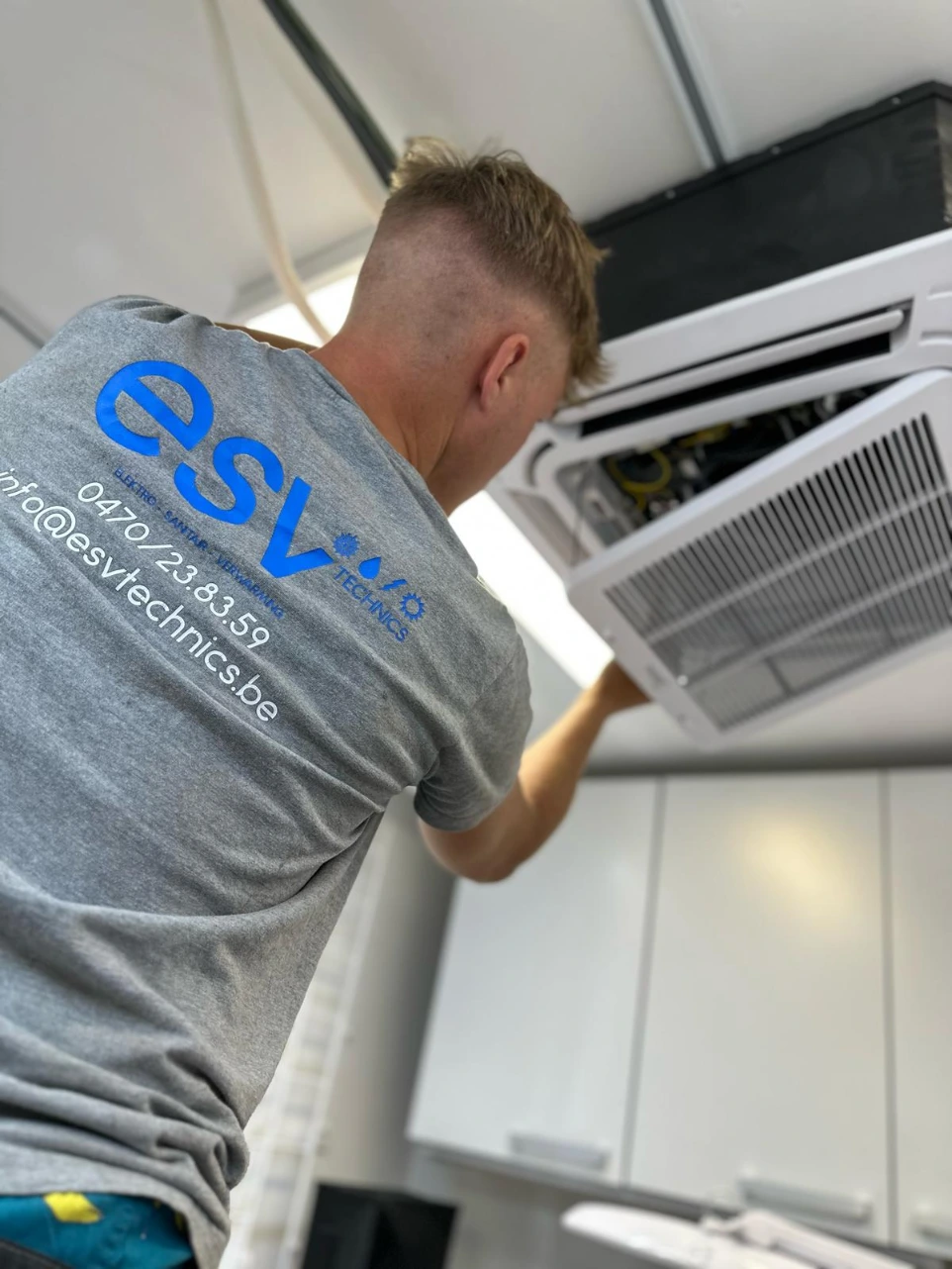 ESV Technics-monteur bij een airco-installatie